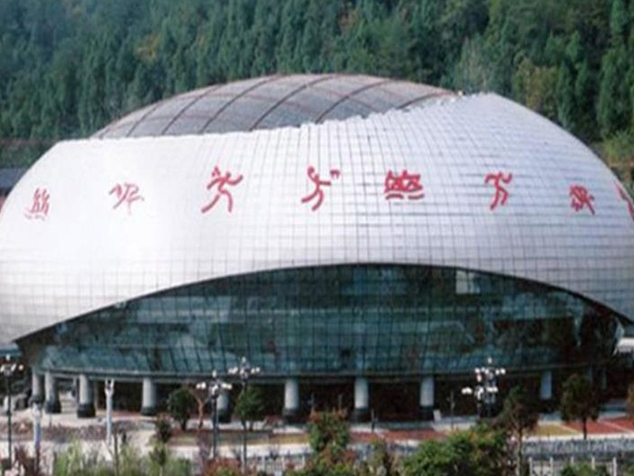 青島體育中心球形網(wǎng)架加工安裝